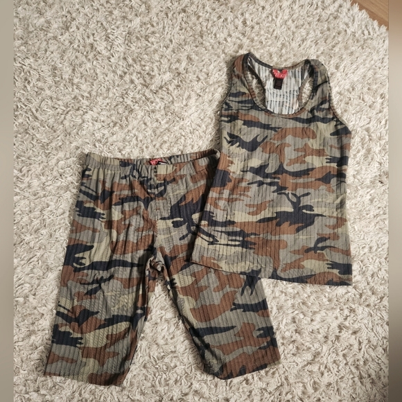 Hot Kiss Camo Outfit - Picture 1 of 4